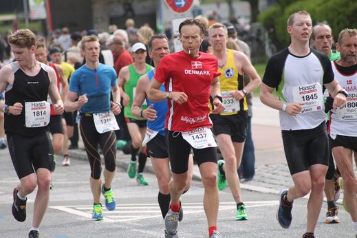 Marathon Hamburg 2012: Lufer mit den Startnummern 1814, 1437, 1845