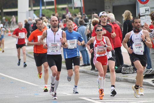 Marathon Hamburg 2012: Läufer mit den Startnummern 1372, 1597, F1013, 1183