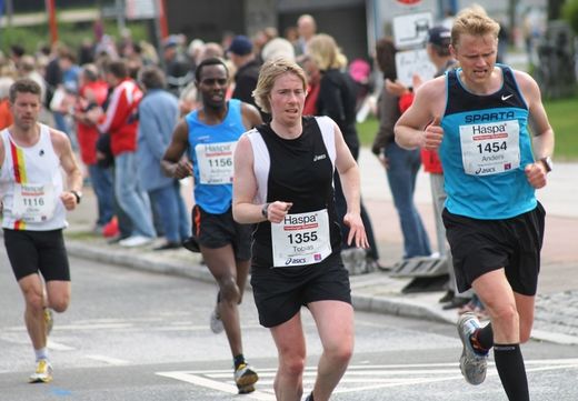 Marathon Hamburg 2012: Läufer mit den Startnummern 1116, 1156, 1355, 1454