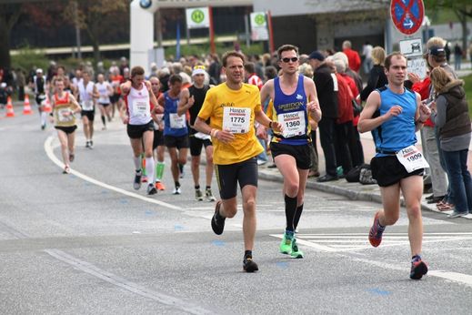 Marathon Hamburg 2012: Läufer mit den Startnummern 1775, 1360, 1909