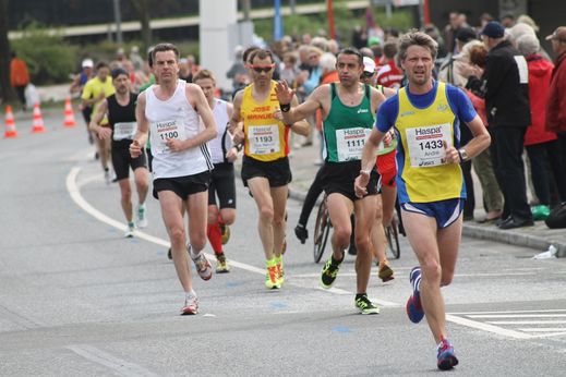 Marathon Hamburg 2012: Lufer mit den Startnummern 1100, 1193, 1111, 1433