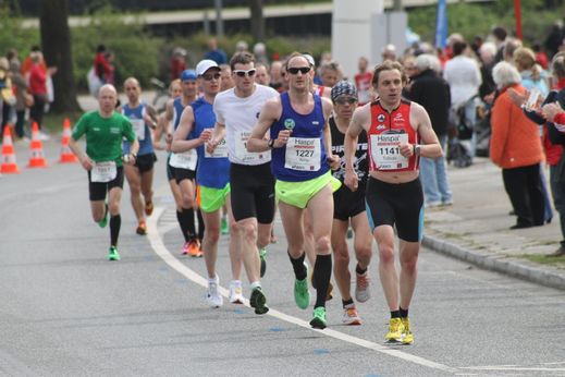 Marathon Hamburg 2012: Lufer mit den Startnummern 1227, 1141