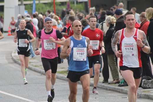 Marathon Hamburg 2012: Läufer mit den Startnummern 1304. 1773. 1197. 1220. 1174