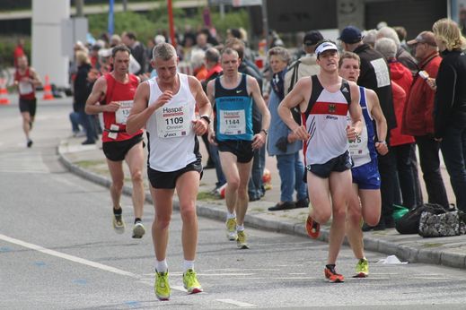 Marathon Hamburg 2012: Läufer mit den Startnummern 1109, 1144