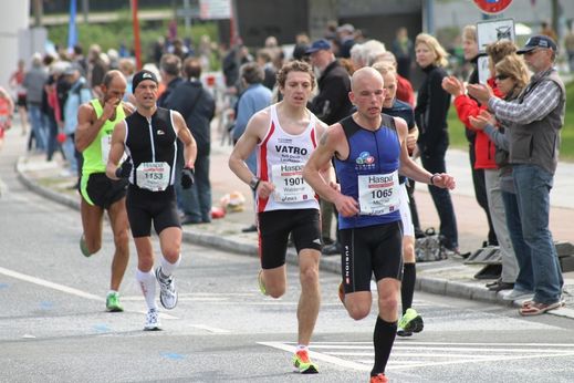 Marathon Hamburg 2012: Lufer mit den Startnummern 1153, 1901, 1065