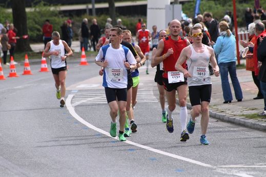 Marathon Hamburg 2012: Lufer mit den Startnummern 1242, 1137, 1613