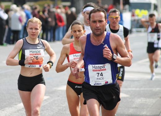 Marathon Hamburg 2012: Lufer mit den Startnummern F6, 74