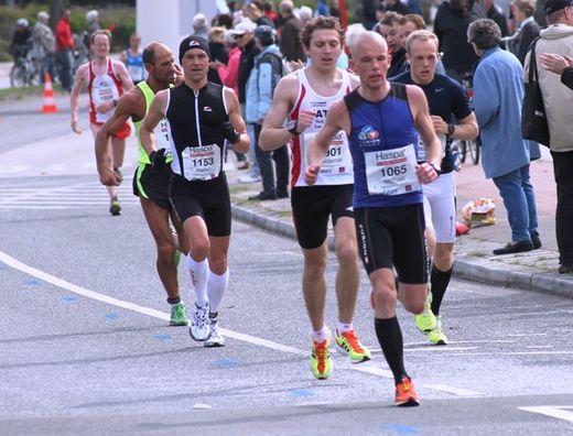 Marathon Hamburg 2012: Lufer mit den Startnummern 1153, 1065