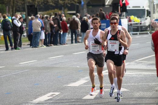 Marathon Hamburg 2012: Läufer mit den Startnummern 1007, 51