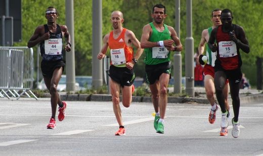 Marathon Hamburg 2012: Lufer mit den Startnummern 44, 16, 28, 15