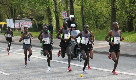 Marathon Hamburg 2012: Lufer mit den Startnummern 25, 4, 47, 6, 68