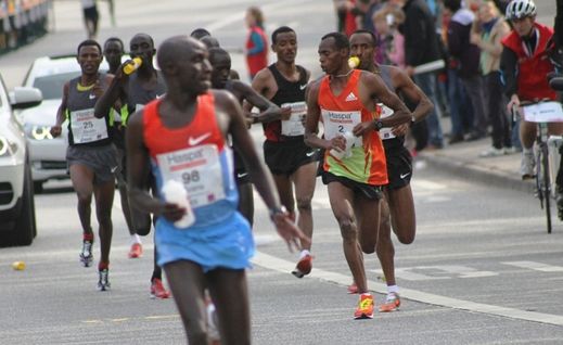 Marathon Hamburg 2012: Lufer mit den Startnummern 98, 2