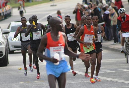 Marathon Hamburg 2012: Lufer mit den Startnummern 98, 2