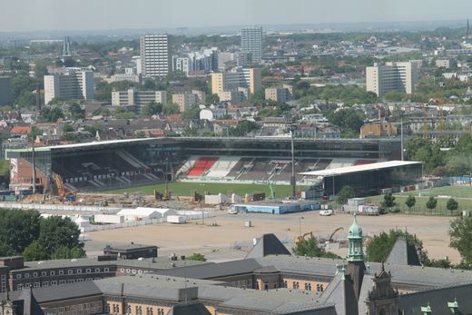 Heiligengeistfeld mit Millerntorstadion ohne Tribne