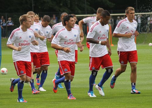 Aufwärmrunde beim ersten HSV-Training vor Saison 2012-2013