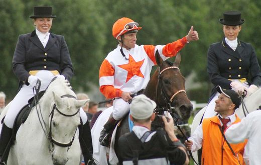 Derbysieger Pastorius mit Jockey T. Hellier