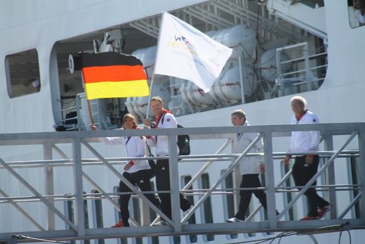 Fahnentrger Natascha Keller und Kristof Wilke