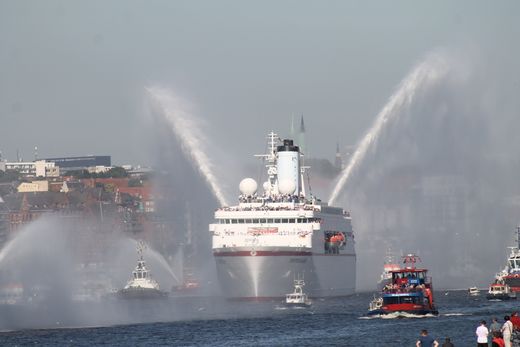 MS Deutschland mit Begleitung