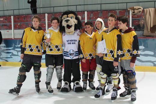 Hamburger Meister mit Stanley von den Hamburg Freezers