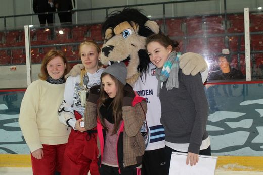 Siegerinnen Mdchen Walddrfer mit Stanley von den Hamburg Freezers