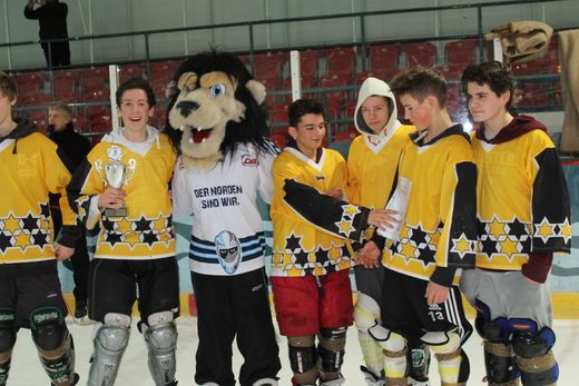 Meister Walddrfer I mit Stanley von den Hamburg Freezers