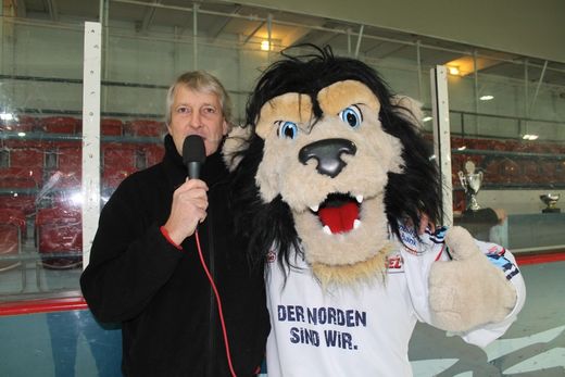 Veranstalter Sven Julius mit Stanley von den Hamburg Freezers