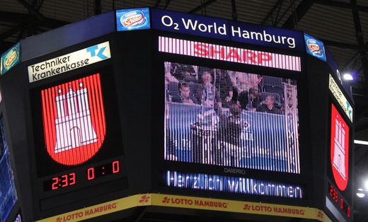 Willkommensgru auf dem Videowrfel in der O2 World Hamburg