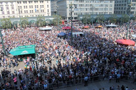 Jubelnde Fans auf dem Rathausmarkt