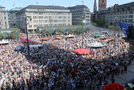 Über 8.000 Fans auf dem Rathausmarkt