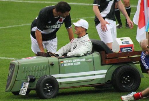 Michael Ballack plauscht mit Michael Schumacher 9. Tag der Legenden