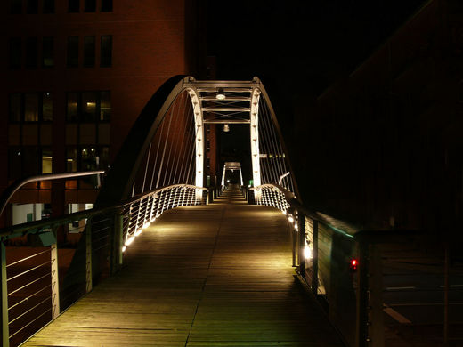 Speicherstadtbruecke-bei-Nacht