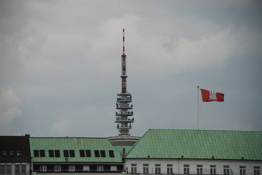 Fernsehturm hinter dem Hotel Vier Jahreszeiten