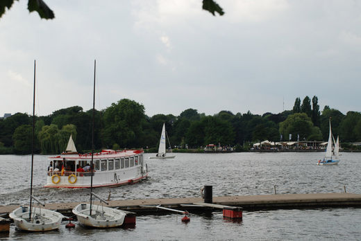 Alsterdampfer auf der Alster vor dem Cafe Cliff