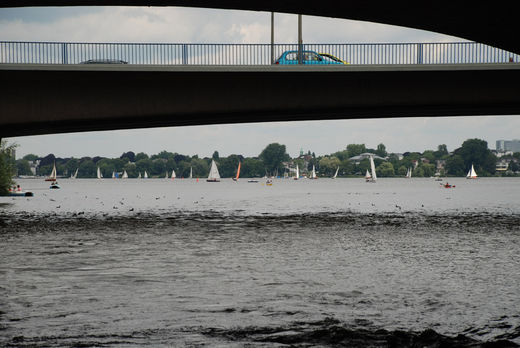 Kennedy Brcke und Segelboote auf der Auenalster