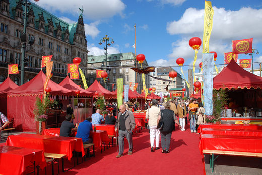 Chinatown mit Tischen vorm Rathaus