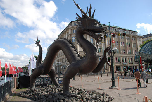 Drache auf dem Rathausplatz