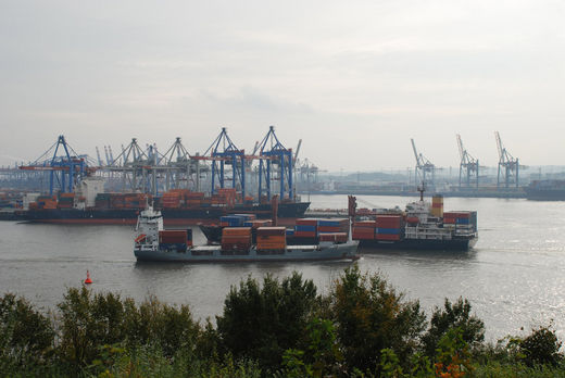 Drei Frachter legen am Containerhafen an