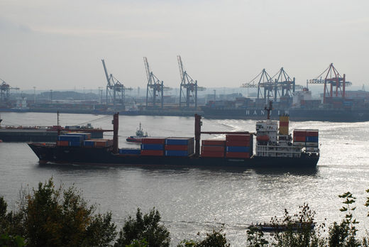 Frachter vor dem Containeranleger