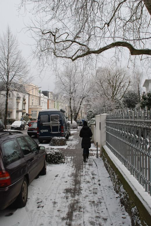 Fussgngerin in der winterlichen Krnerstrasse