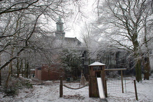 Verschneiter Schulhof der Schule auf der Uhlenhorst