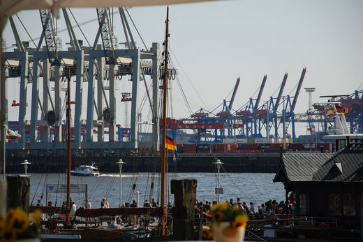 Blick ber Museumshafenzum Containerhafen