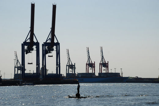 Containerhafen mit schwimmenden Elbmann