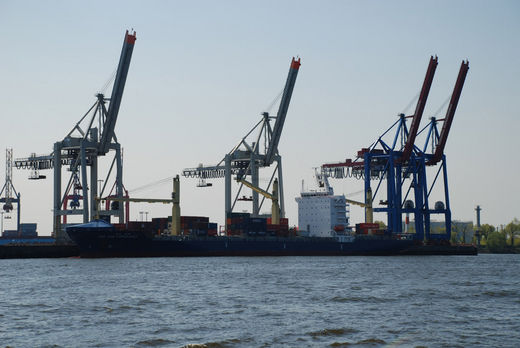 Containerschiff liegt am Containerhafen