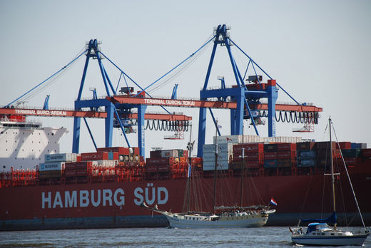 Dreimaster vor dem Containerschiff der Hamburg Sd