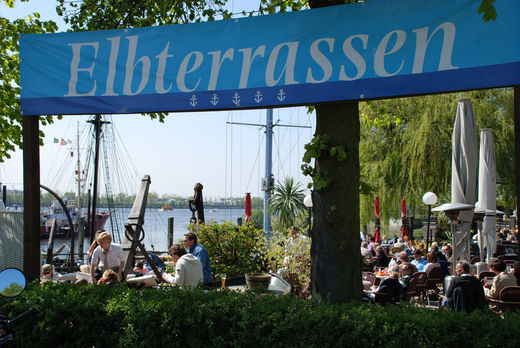 Elbterrassen-Schild und Cafe-Besucher