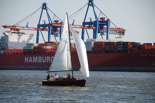 Jolle auf der Elbe unter Segeln