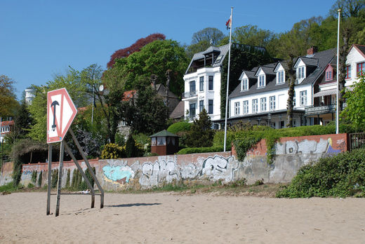 Kapitnshuser am Elbstrand