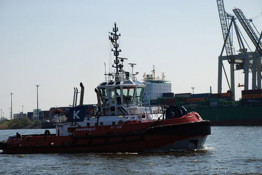 Roter Schlepper auf der Elbe