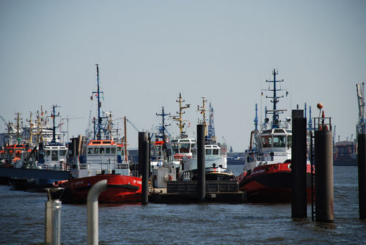 Schlepper liegen am Steg