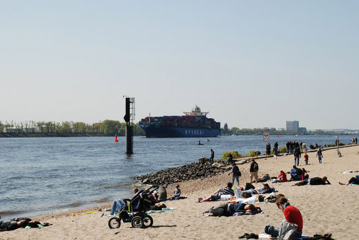 Sonnenbad am Strand von velgnne